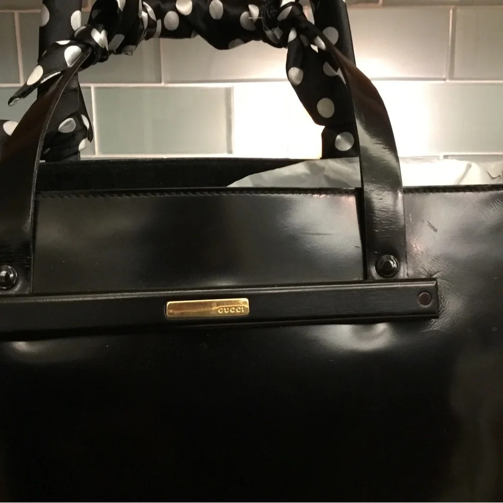 GUCCI black patent tote shoulder bag w/ matching attached pouch; gold hardware. - Picture 10 of 16